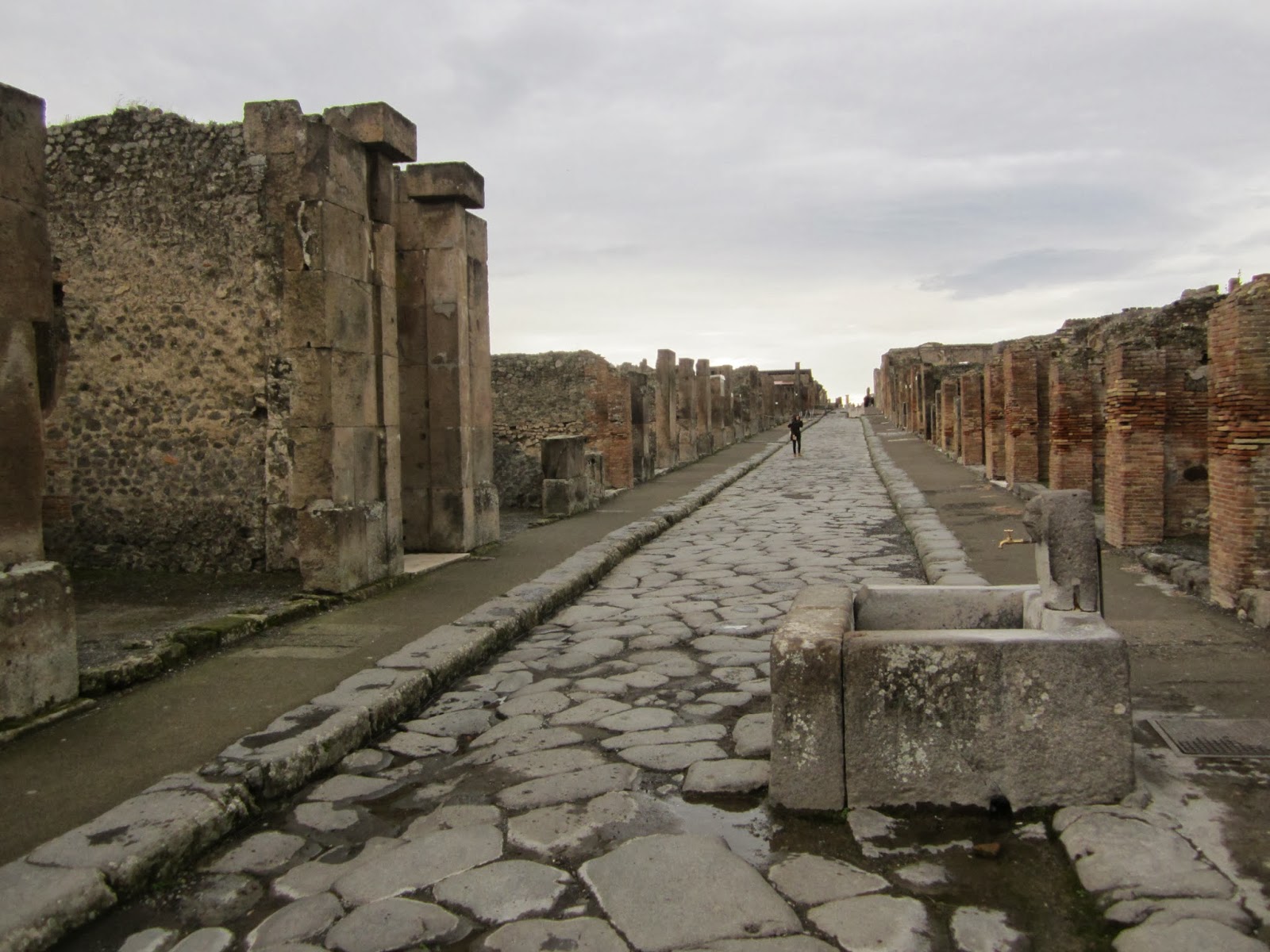 Как наши предки ремонтировали первые дороги в древних Помпеях?